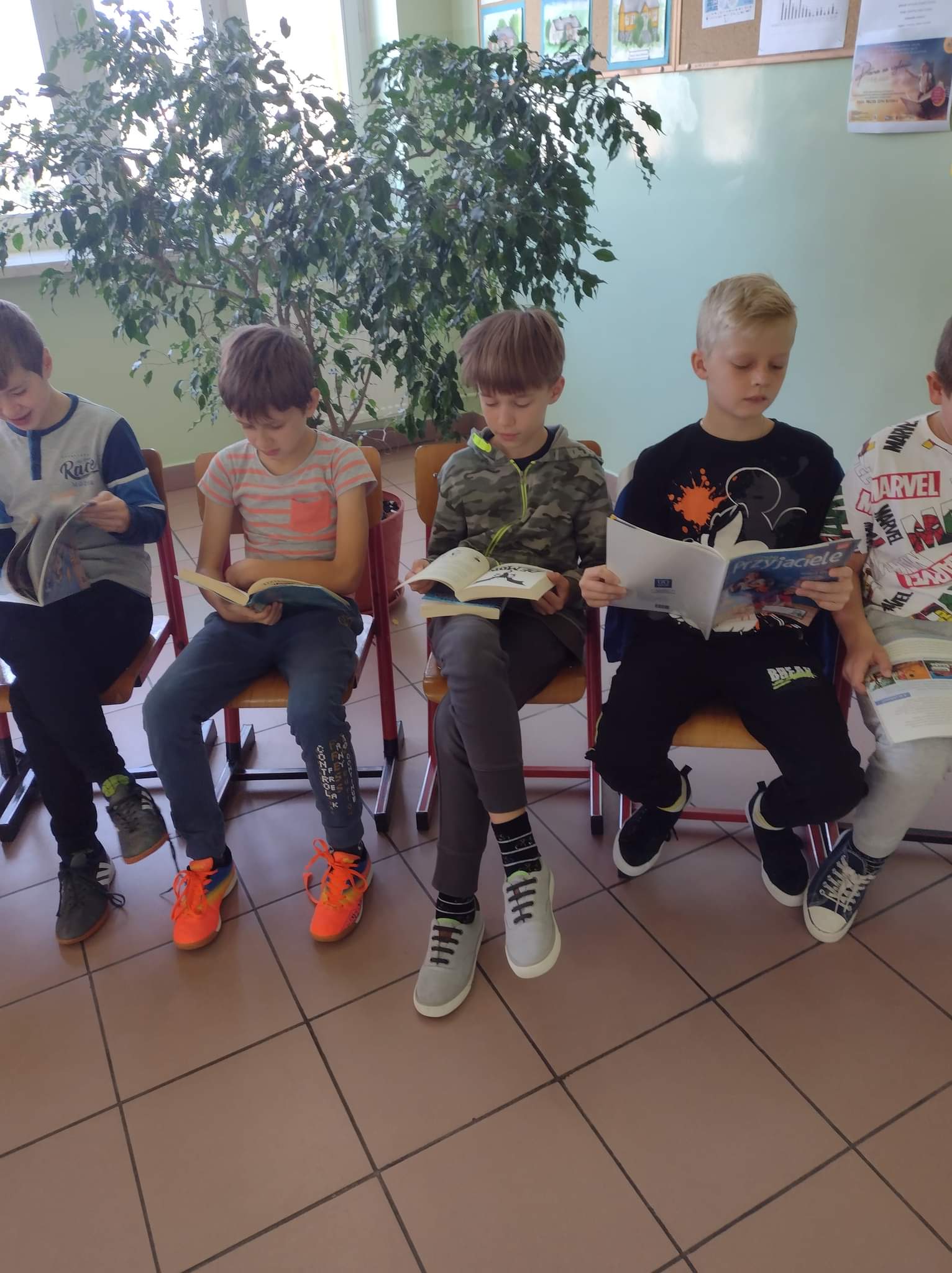 młodzież w czasie "przerwy na czytanie"